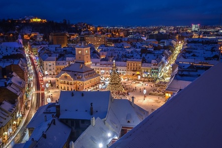 Primăria Braşov a început pregătirile pentru organizarea sărbătorilor de iarnă. Localnicii, chemaţi să aleagă tema târgului de Crăciun dar şi cum vor arăta luminiţele festive
