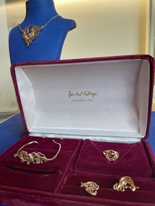 O colecţie de bijuterii vintage şi contemporane, cu preţuri de la 100 la 6.000 de euro, va fi licitată la Bucureşti