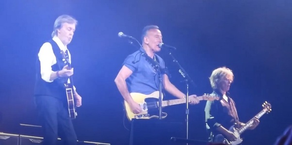 Paul McCartney a cântat două melodii împreună cu Bruce Springsteen în New Jersey. Jon Bon Jovi a întrerupt show-ul - VIDEO