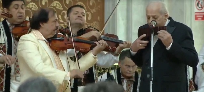Parlamentarii români şi moldoveni, prinşi în horă pe muzică interpretată Nicolae Botgros şi Gheorghe Zamfir, la finalul şedinţei comune de la Chişinău - FOTO
