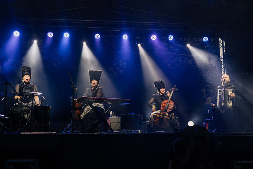 Trupa ucraineană Dakhabrakha, despre muzica în vremea războiului şi relaţia cu Rusia: “Nu există zone de gri, e doar alb şi negru. Atâta vreme cât copiii ne mor singuri, în subsoluri, inclusiv cultura rusă trebuie interzisă!”