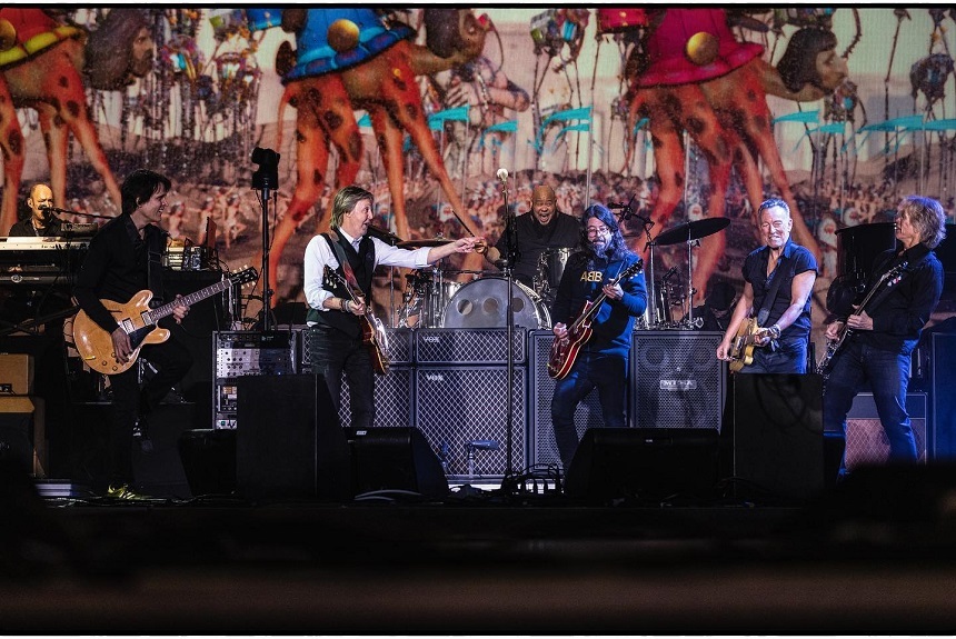 Show-ul lui Paul McCartney de la Glastonbury, alături de Bruce Springsteen şi Dave Grohl, considerat "fenomenal" - FOTO/ VIDEO