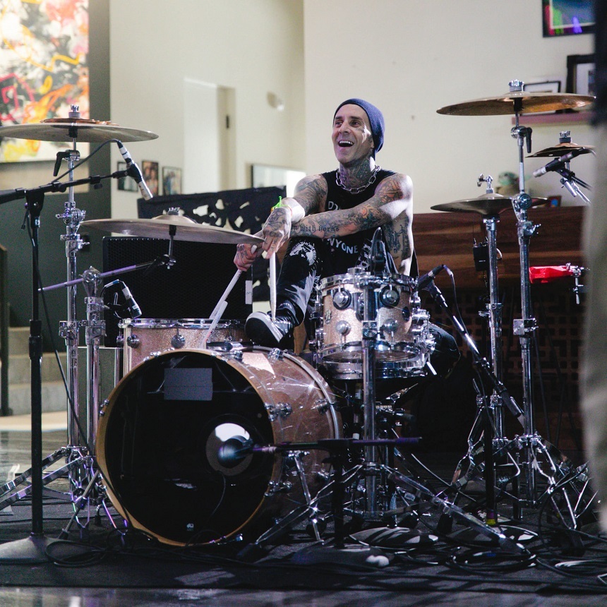 Travis Barker, toboşarul grupului Blink-182, spitalizat de urgenţă 