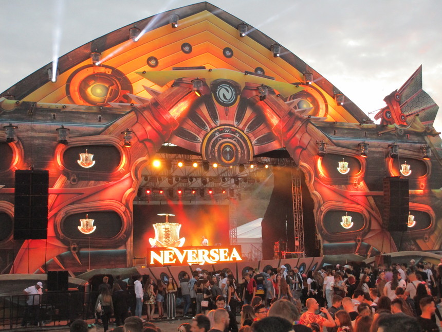 Peste 260.000 de persoane sunt aşteptate la Neversea în cele patru zile de festival/ Sute de forţe de ordine, mobilizate/ Câini pentru depistarea substanţelor interzise, aduşi în zonă/ Intrările şi ieşirile, limitate la două pe zi
