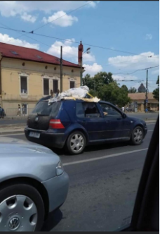 Timişoara: Amendă pentru un tânăr artist care îşi transporta pe plafonul maşinii exponatul, care semăna cu un cadavru uman - FOTO, VIDEO