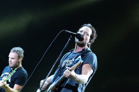 Solistul formaţiei Pearl Jam nu a putut susţine un concert din cauză că vocea i-a fost afectată de fumul incendiilor şi de caniculă