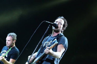 Solistul formaţiei Pearl Jam nu a putut susţine un concert din cauză că vocea i-a fost afectată de fumul incendiilor şi de caniculă