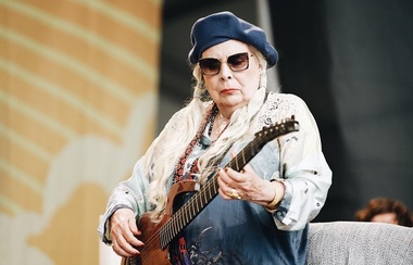 Joni Mitchell a susţinut primul concert live din 2002 - VIDEO