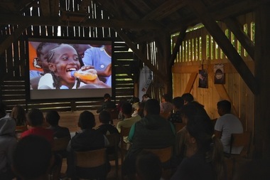 Cinematograful din şură - Proiecţie specială de film documentar pentru copiii din comuna Roşia, judeţul Sibiu