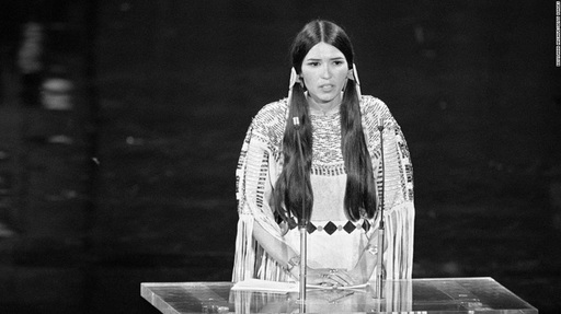 Academia Americană de Film îi cere scuze lui Sacheen Littlefeather pentru momentul discursului de la Oscar când a refuzat premiul în numele lui Marlon Brando 