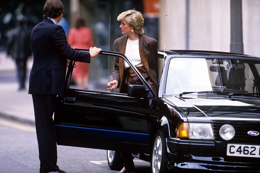 Un Ford Escort condus de prinţesa Diana, scos la licitaţie - FOTO
