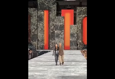 Cher, apariţie surpriză în show-ul casei Balmain la Săptămâna Modei de la Paris - VIDEO