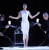 Săptămâna Modei de la Paris - Incredibila rochie pictată pe corpul manechinului Bella Hadid care se transformă în ţesătură - VIDEO