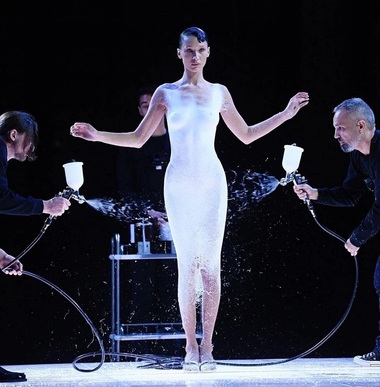 Săptămâna Modei de la Paris - Incredibila rochie pictată pe corpul manechinului Bella Hadid care se transformă în ţesătură - VIDEO