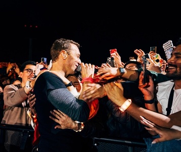 Coldplay suspendă turneul „Music of the Spheres” după ce Chris Martin s-a îmbolnăvit