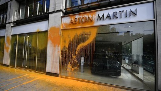 Protestatarii Just Stop Oil au stropit cu vopsea portocalie showroom-ul Aston Martin din Londra 