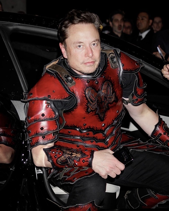 Elon Musk, costumat în samurai, a fost prezent împreună cu mama sa la petrecerea de Halloween organizată de supermodelul Heidi Klumm - FOTO