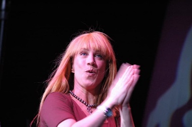 Contul de Twitter al actriţei de comedie Kathy Griffin a fost suspendat după ce a glumit pe seama lui Elon Musk 