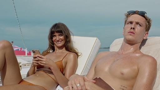 "Triunghiul tristeţii/ Triangle of Sadness", filmul câştigător al Palme d’Or, va rula din 11 noiembrie în cinematografele din ţară - VIDEO