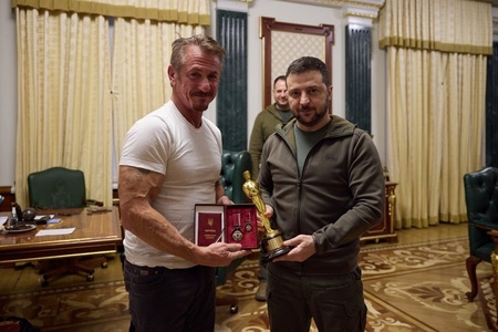 Sean Penn l-a vizitat pe preşedintele Zelenski şi i-a împrumutat statueta Oscar până la sfârşitul războiului ca simbol al credinţei în victoria Ucrainei - FOTO