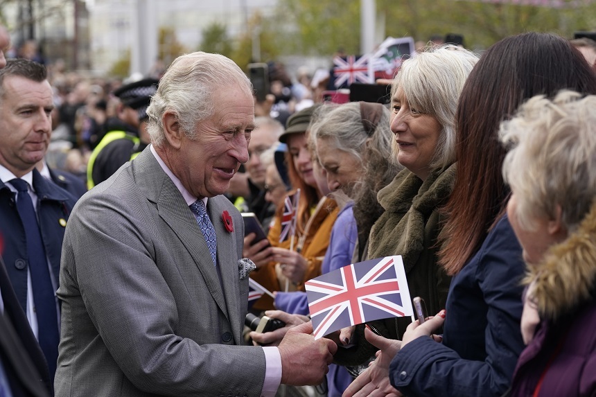 Un bărbat a aruncat cu ouă spre regele Charles III şi regina consoartă Camilla în oraşul York - VIDEO