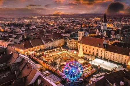 Se deschide Târgul de Crăciun din Sibiu / 110 expozanţi din 20 de judeţe, până în 2 ianuarie 2023 / Proiecţii pe clădirile din piaţa centrală, patinoar, roată panoramică şi trenuleţ, între atracţii  - FOTO