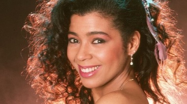 Irene Cara, cântăreaţa celebră pentru melodiile din “Fame” şi “Flashdance”, a încetat din viaţă la vârsta de 63 de ani