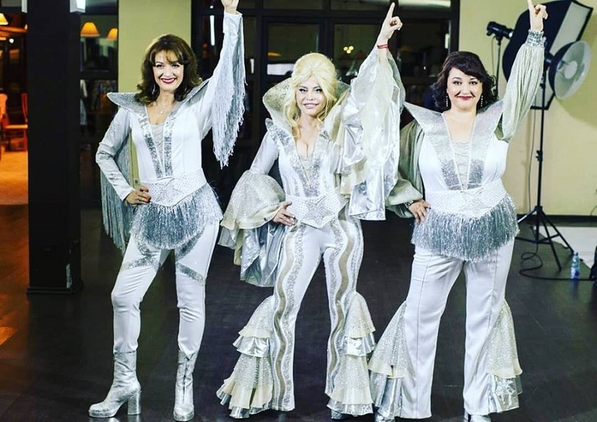 Costumele din musicalul „Mamma Mia!“, expuse în premieră la Bucureşti - FOTO