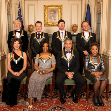 George Clooney şi formaţia rock irlandeză U2, onoraţi de Joe Biden la Centrul Kennedy din Washington - VIDEO