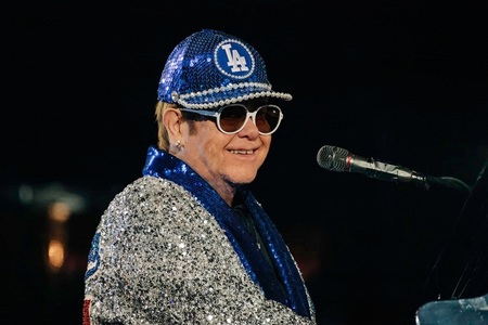 Elton John renunţă la Twitter, spunând că schimbarea politicii platformei va permite creşterea dezinformării