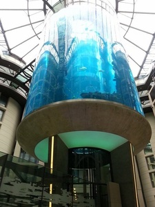 Cel mai mare acvariu cilindric din lume, care conţinea un milion de litri de apă şi 1.500 de peşti, a explodat la Berlin - VIDEO