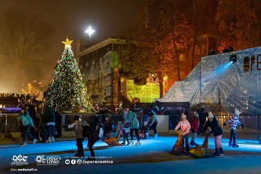 Primarul general al Capitalei invită bucureştenii şi turiştii la Târgul ”Poveste de Crăciun” din curtea Operei Comice pentru Copii, deschis până în 29 decembrie / Un derdeluş, atracţie unică în Bucureşti 