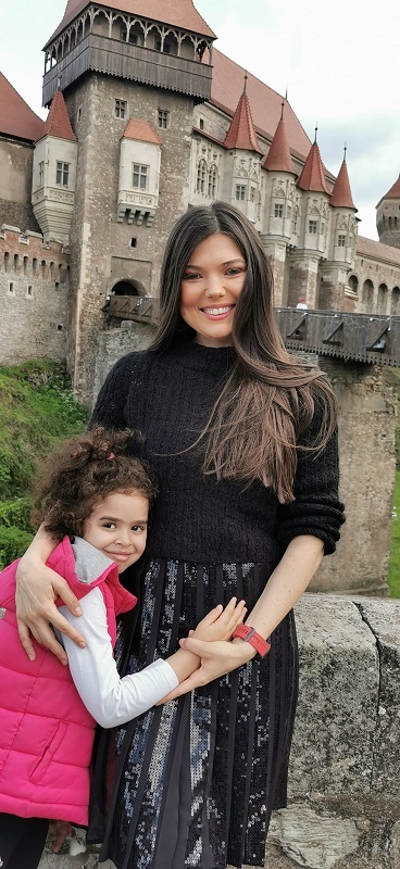 Cântăreaţa Paula Seling a prezentat-o public pe fiica ei: "Am decis, după şase ani de când Elena a stat ferită de gândurile lumii, că este suficient de matură să treacă prin aceste lecţii puternice de viaţă"