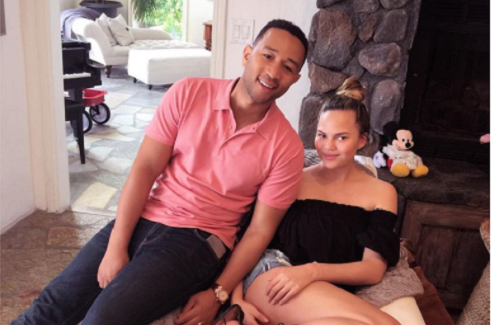 John Legend a anunţat că soţia sa, Chrissy Teigen, a născut. "Ce zi binecuvântată",  a spus cântăreţul la un concert privat