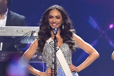 Americanca R'Bonney Gabriel este noua Miss Univers. Are 28 de ani şi este designer de modă - VIDEO
