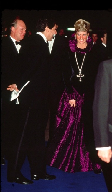 Kim Kardashian a cumpărat la licitaţie un crucifix purtat de prinţesa Diana - FOTO