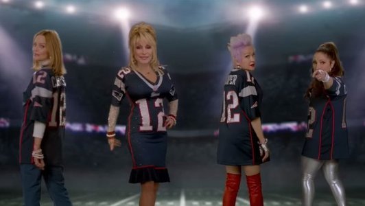 Dolly Parton, Belinda Carlisle, Cyndi Lauper, Gloria Estefan şi Debbie Harry au lansat piesa „Gonna Be You” de pe coloana sonoră a unui film cu Tom Brady - VIDEO