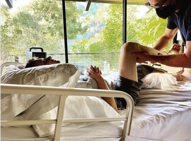 Jeremy Renner, starul din "Avengers", spune că şi-a rupt 30 de oase în accidentul de la începutul anului, când a fost strivit sub un plug de zăpadă
