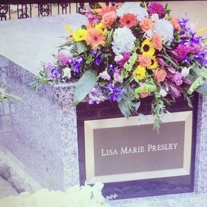 Sute de persoane s-au adunat pentru a o plânge pe Lisa Marie Presley la ceremonia funerară de la Graceland