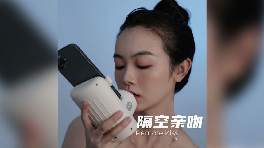 Dispozitivul pentru "sărut real" la distanţă, brevetat în China. Cât costă şi cum funcţionează - FOTO