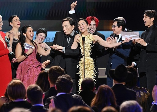 Comedia absurdă "Everything Everywhere All At Once" a dominat gala Screen Actors Guild (SAG). "Abbott Elementary" şi "The White Lotus" au câştigat principalele premii de televiziune - FOTO/ VIDEO