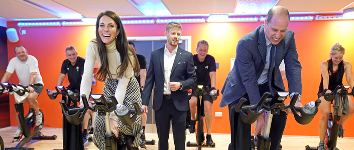 William şi Kate s-au întrecut la un curs de spinning în timpul vizitei în sudul Ţării Galilor - FOTO / VIDEO