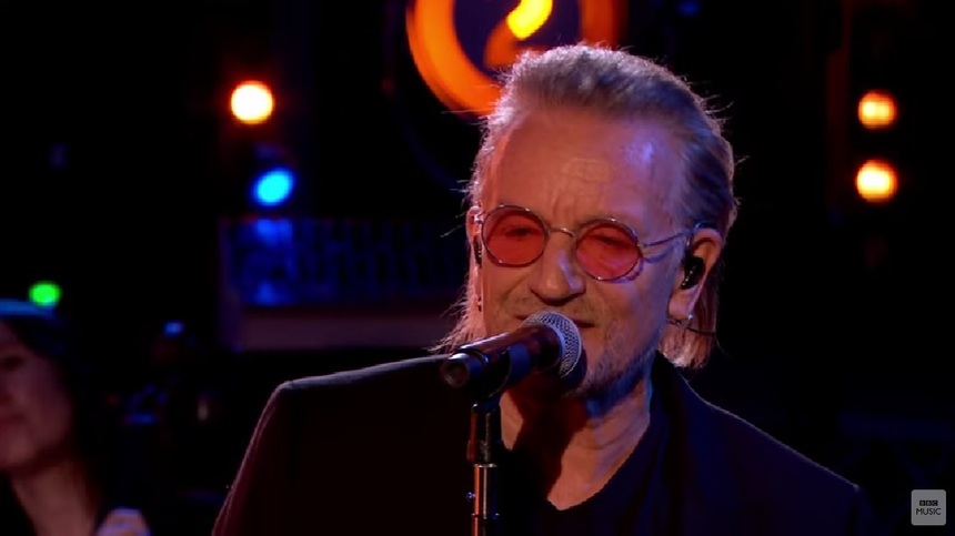 Bono spune că presiunea de a părea "macho" l-a făcut să-şi ascundă dragostea pentru ABBA