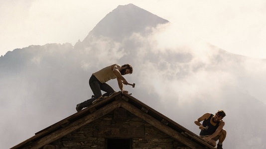 „Cei opt munţi”, o poveste emoţionantă despre prietenie şi munte, care a câştigat Premiul Juriului la Cannes, din 24 martie la cinema - VIDEO