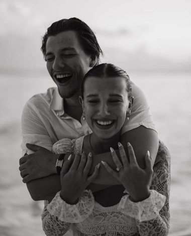 Millie Bobby Brown, cunoscută din producţiile "Stranger Things" şi "Enola Holmes", şi-a anunţat logodna cu unul dintre fiii lui Jon Bon Jovi - FOTO