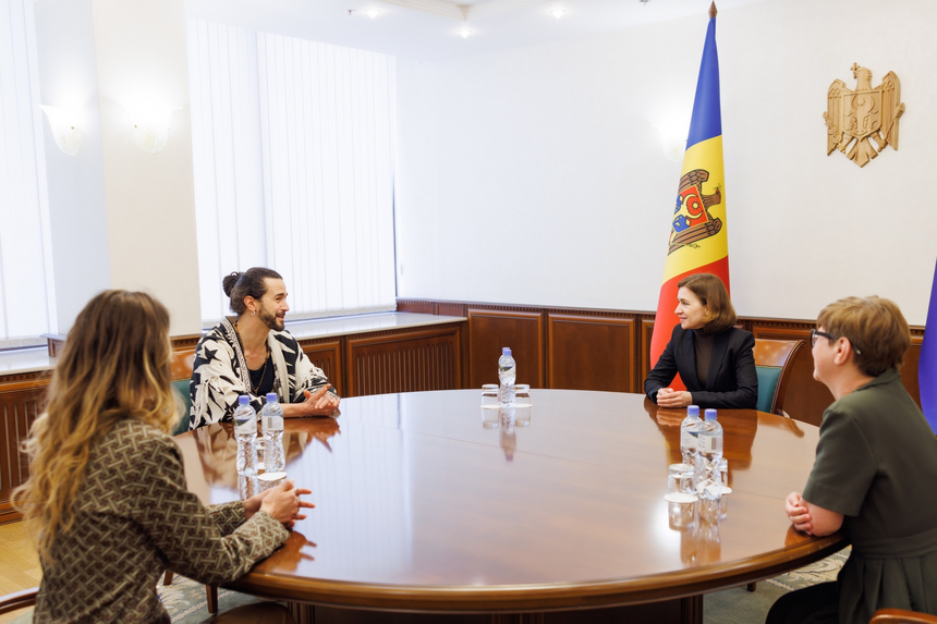 Preşedintele Maia Sandu s-a întâlnit cu cântăreţul Pasha Parfeni, care reprezintă Republica Moldova la Eurovision: I-am spus lui Pasha că noi toţi, în ţară şi în diasporă, îi vom ţine pumnii - FOTO