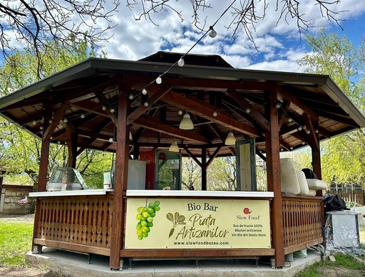 Piaţa Artizanilor, primul târg slow food din Geoparcul UNESCO Ţinutul Buzăului, reuneşte artizanii de produse alimentare, turiştii şi localnicii - FOTO