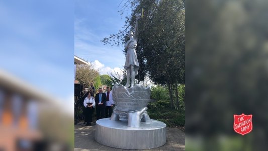 Un monument dedicat păcii în Ucraina a fost expus la Liverpool, oraşul care se pregăteşte să găzduiască Eurovisionul în locul Kievului. Statuia a fost amplasată într-un loc făcut celebru de trupa Beatles