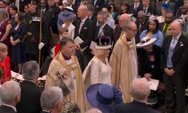 Casa Alexander McQueen şi Bruce Oldfield, creatorii britanici la care au apelat prinţesa Kate şi Camilla pentru ţinutele din ziua încoronării