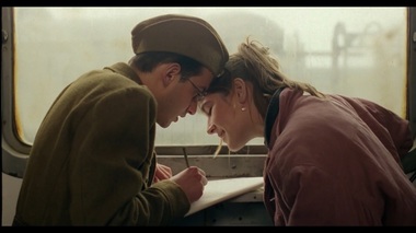 „E pericoloso sporgersi”, de Nae Caranfil, unul dintre cele mai bune filme româneşti ale tuturor timpurilor, intră din nou în cinema/ VIDEO